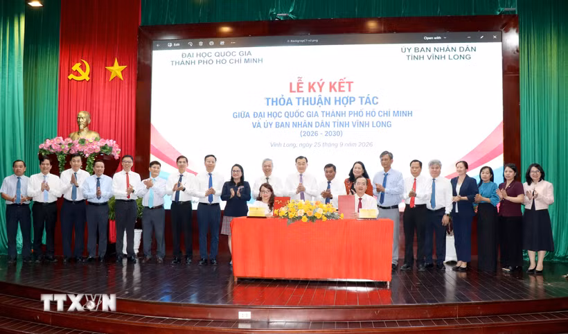 Lãnh đạo UBND tỉnh Vĩnh Long và Đại học Quốc gia Thành phố Hồ Chí Minh ký kết hợp tác. (Ảnh: Lê Thúy Hằng/TTXVN)