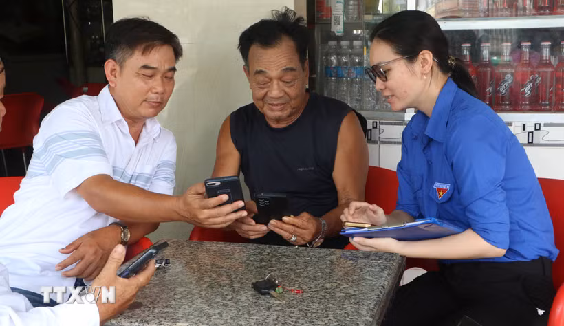 Tổ Công nghệ số cộng đồng tại phường Vị Tân, thành phố Cần Thơ đến nhà người dân hướng dẫn các dịch vụ số thiết yếu, ngày 25/10/2026. (Ảnh: Duy Khương/TTXVN)