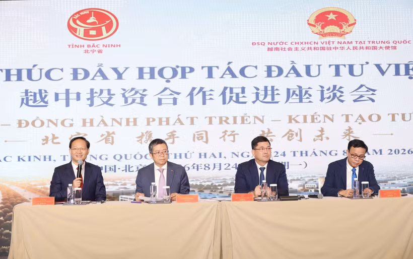 Lãnh đạo tỉnh Bắc Ninh và Đại sứ quán Việt Nam tại Trung Quốc trả lời câu hỏi kiến nghị của các doanh nghiệp Trung Quốc. (Ảnh: Công Tuyên/TTXVN) 
