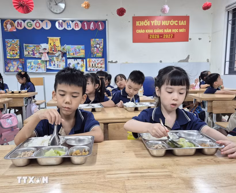 Giờ ăn trưa 14/9/2026 của học sinh Trường Tiểu học - Trung học cơ sở Lý Thường Kiệt (phường Văn Miếu - Quốc Tử Giám, Hà Nội). (Ảnh: Nguyễn Cúc/TTXVN)