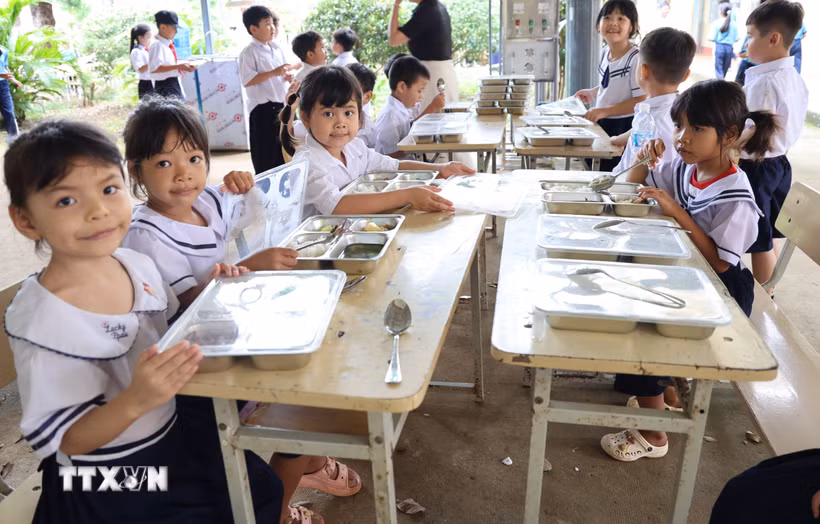 Bữa ăn bán trú của học sinh Trường Tiểu học & THCS Hưng Phước (xã Hưng Phước, thành phố Đồng Nai). (Ảnh: K GỬIH/TTXVN)