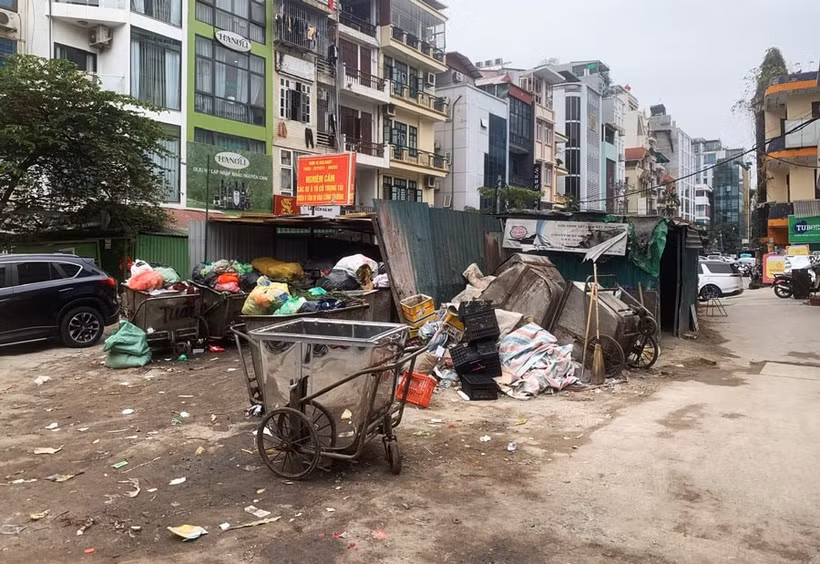 Điểm tập kết rác gây ô nhiễm ở ngõ 34 và 36 phố Giang Văn Minh (quận Ba Đình).(Nguồn: Hà Nội Mới)