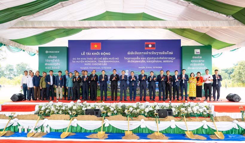 Các đại biểu tham dự lễ rái khởi động Dự án khai thác và chế biến muối mỏ tại huyện Nongbok, tỉnh Khammouan. (Ảnh: TTXVN phát)