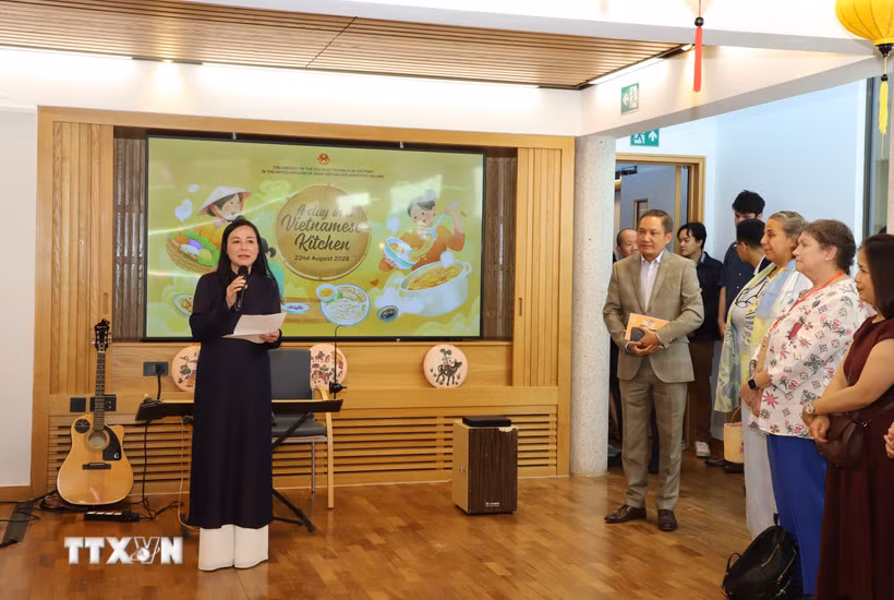 Bà Đặng Tú Anh, Phu nhân Đại sứ Việt Nam tại Anh, giới thiệu với quan khách tham dự sự kiện ‘Ngoại giao Văn hóa - Một ngày vị Việt’ về văn hóa ẩm thực của Việt Nam. (Ảnh: Hữu Tiến/TTXVN)