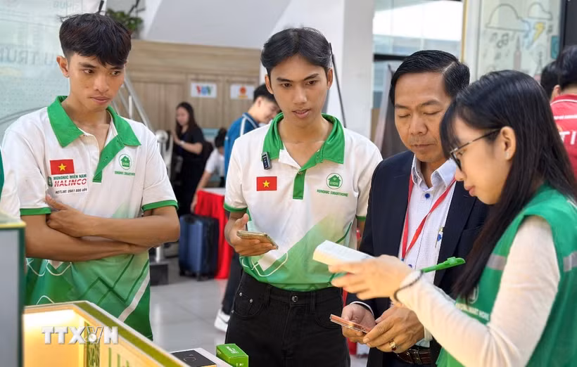 Khách tham quan các gian hàng tại Techmart chuyên ngành 2026. (Nguồn: SGGP)