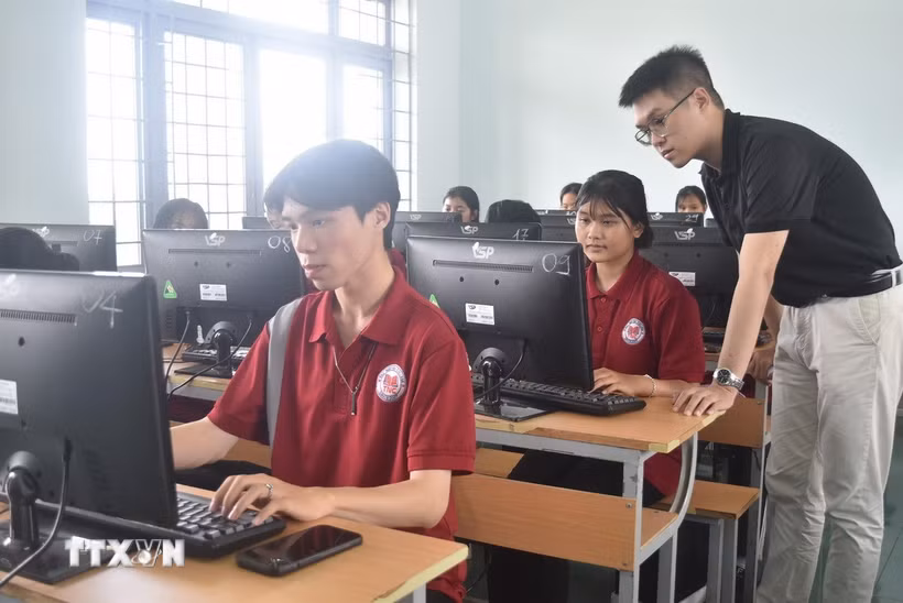 Học viên tham gia lớp Tin học ứng dụng, Trung tâm Giáo dục nghề nghiệp-Giáo dục thường xuyên huyện Krông Pắk (tỉnh Đắk Lắk). (Ảnh: Nguyên Dung/TTXVN)