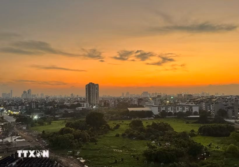 Hoàng hôn Hà Nội sau cơn mưa chiều hôm 20/5. (Ảnh: Cương Quyết/TTXVN)