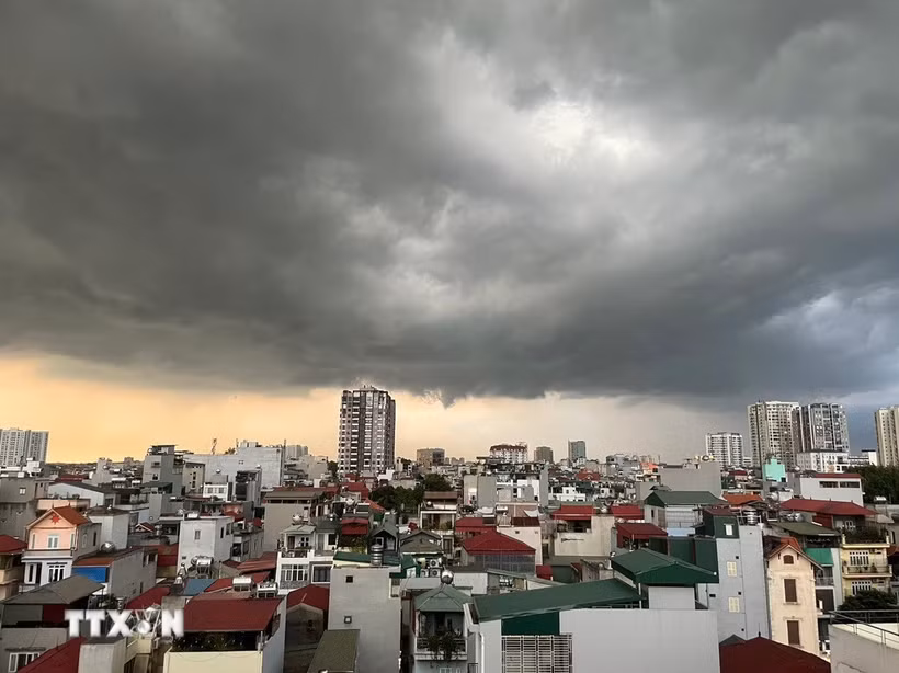 Mây đen phủ kín bầu trời trước một cơn dông ở Hà Nội. (Ảnh: An Đăng/TTXVN)