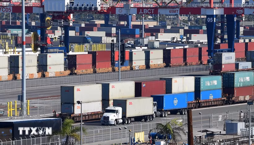 Container hàng hóa được bốc dỡ tại cảng Long Beach ở California (Mỹ). (Ảnh: AFP/TTXVN)