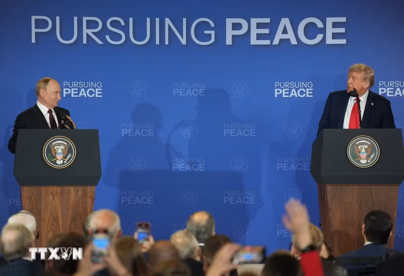 Tổng thống Mỹ Donald Trump (phải) và Tổng thống Nga Vladimir Putin trong cuộc họp báo chung tại Căn cứ Elmendorf-Richardson ở Anchorage, bang Alaska (Mỹ) ngày 15/8/2025. (Ảnh: THX/TTXVN)