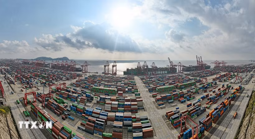 Cảng biển nước sâu Dương Sơn ở vịnh Hàng Châu, phía Nam Thượng Hải (Trung Quốc). (Ảnh: THX/TTXVN)