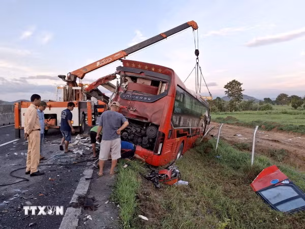 Xe khách gây tai nạn liên hoàn làm 2 người tử vong, nhiều người bị thương