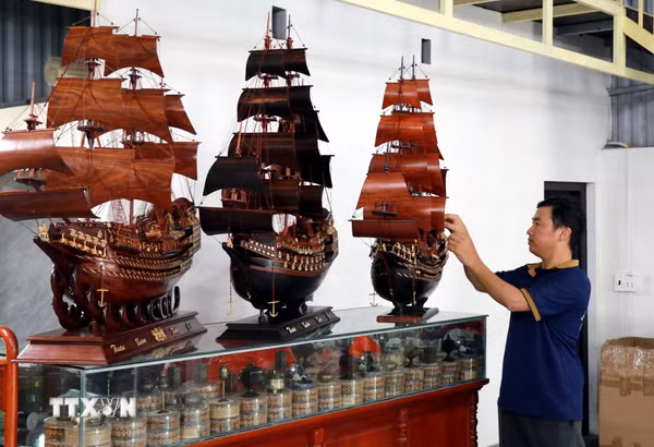 Biến gỗ vụn thành thuyền buồm mỹ nghệ, thu hàng trăm triệu đồng mỗi tháng