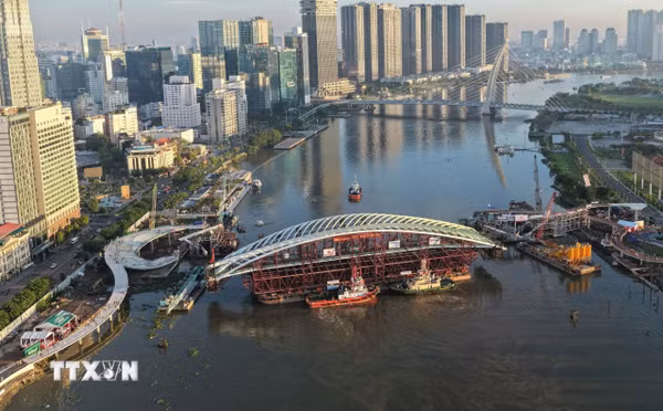 Hợp long nhịp chính cầu đi bộ hình lá dừa qua sông Sài Gòn