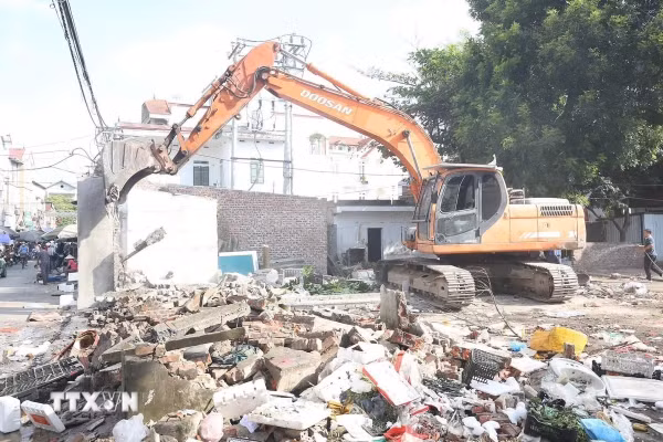 Hà Nội: Xã Sóc Sơn ra quân giải tỏa 68 trường hợp vi phạm tại chợ Thái Phù