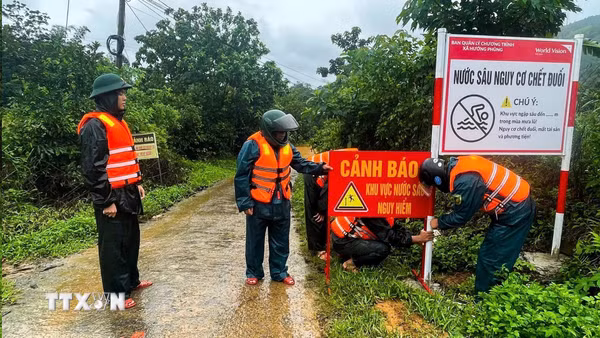 Mưa lớn gây ngập ngầm tràn, sạt lở một số công trình giao thông tại Quảng Trị