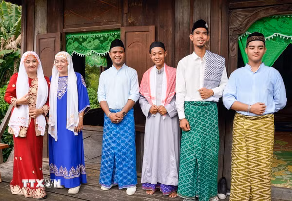 Sắc màu văn hóa qua trang phục truyền thống của người Chăm Islam ở Nam Bộ