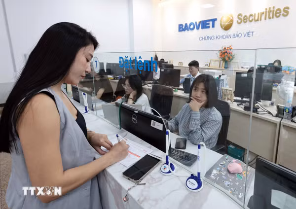Chứng khoán tăng mạnh nhất từ đầu tháng 4, khối ngoại trở lại mua ròng