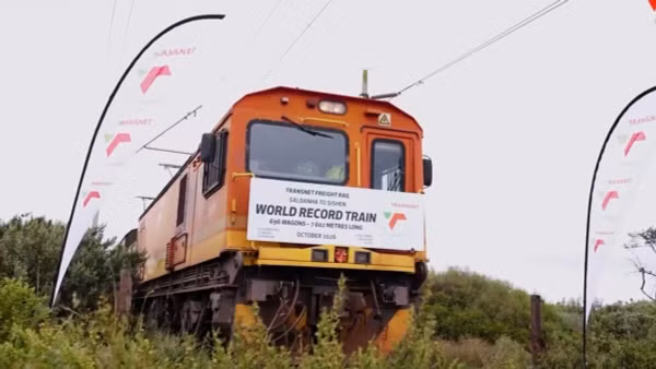 Nam Phi chạy thử đoàn tàu hàng dài kỷ lục 7,6km với 696 toa