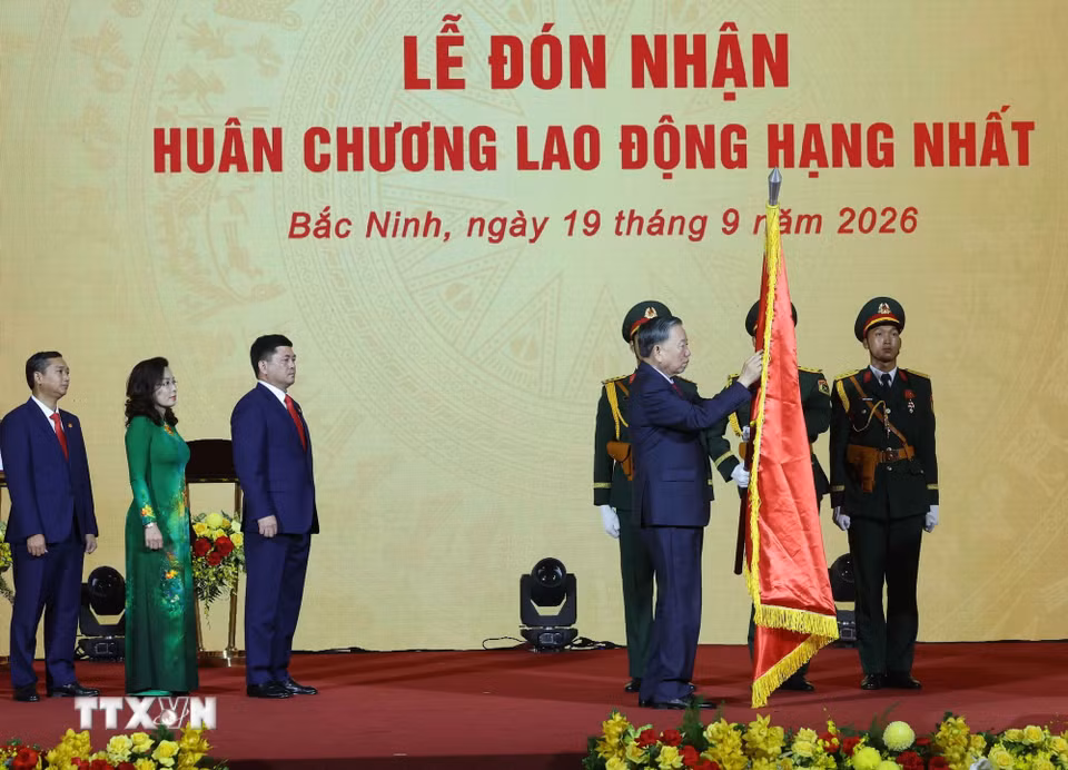 Tổng Bí thư, Chủ tịch nước Tô Lâm trao tặng Huân chương Lao động hạng Nhất cho Đảng bộ, chính quyền và Nhân dân thành phố Bắc Ninh. (Ảnh: Thống Nhất/TTXVN)