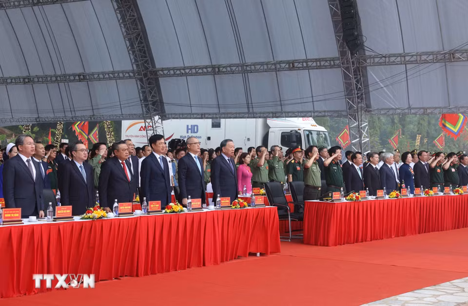 Tổng Bí thư, Chủ tịch nước Tô Lâm và các đại biểu thực hiện nghi lễ chào cờ. (Ảnh: Thống Nhất/TTXVN)