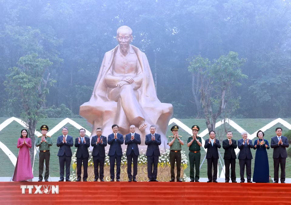 Tổng Bí thư, Chủ tịch nước Tô Lâm và các đại biểu tại Lễ khánh thành Tượng đài “Bác Hồ với Ngày hội non sông”. (Ảnh: Thống Nhất/TTXVN)
