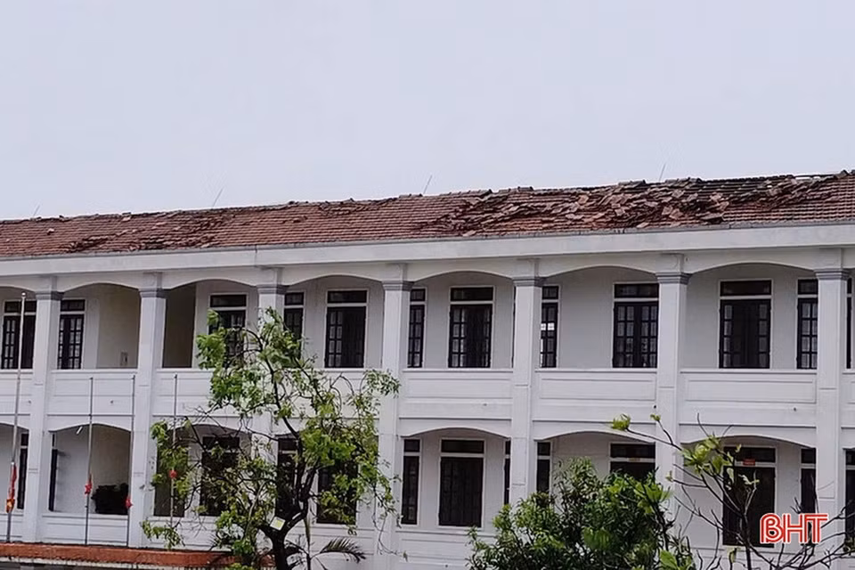 Trường Trung học Cơ sở Quang Trung bị gió giật bay ngói đỏ. (Nguồn: Báo Hà Tĩnh)