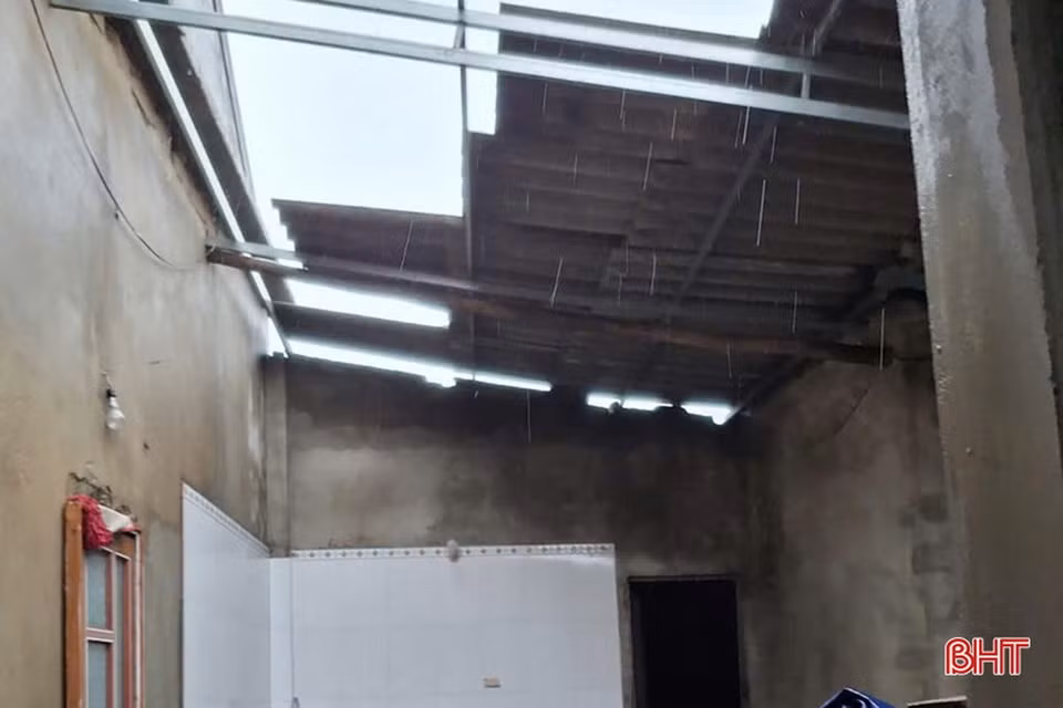 Bão số 10 với sức gió mạnh khiến khu bếp của một nhà dân thiệt hại nặng. (Nguồn: Báo Hà Tĩnh)