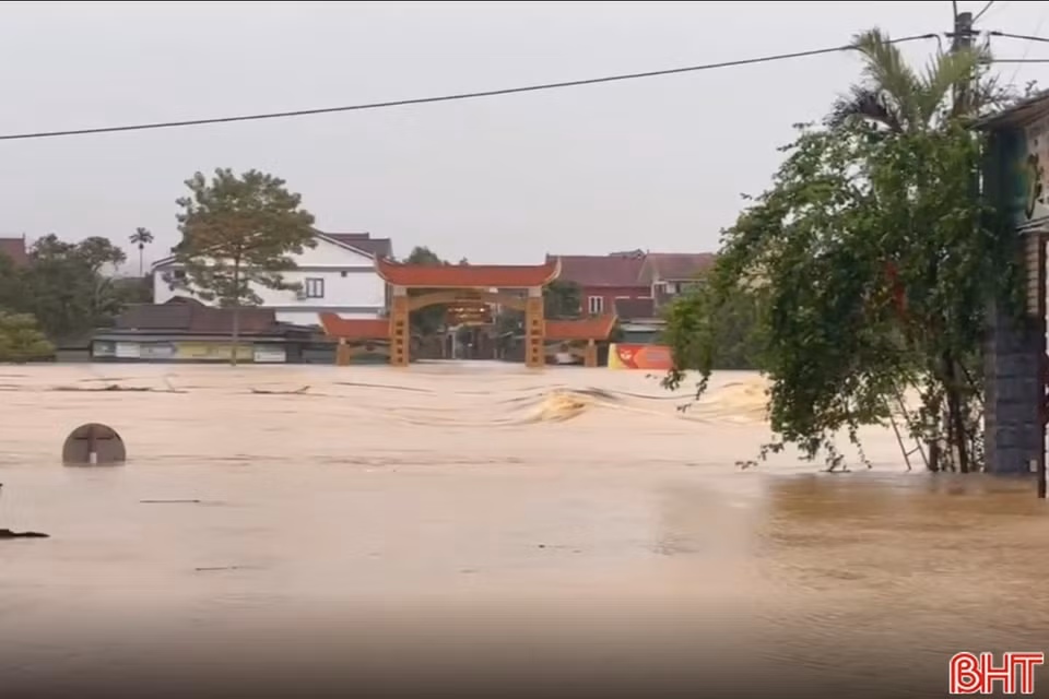 Cầu tràn Phố Giang nước lên nhanh. Nhiều hộ dân gần sông nước đã dâng vào nhà. (Nguồn: Báo Hà Tĩnh)