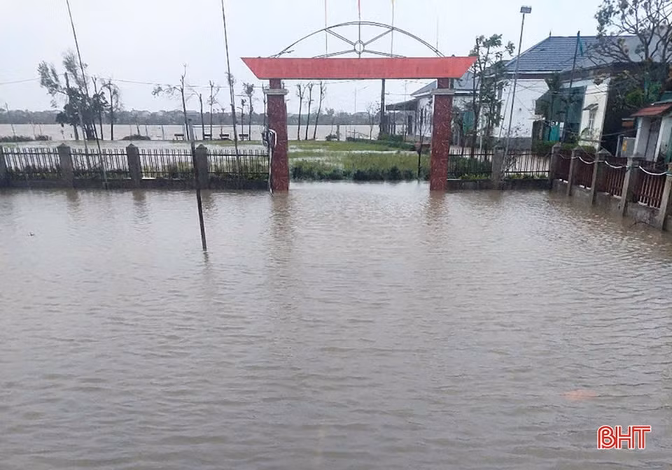 Tổ dân phố Nam Hà hiện đang ngập cục bộ. Đây được ví như "ốc đảo" bởi xung quanh là nước, chỉ có 1 con đường độc đạo kết nối vào đường Quang Trung. (Nguồn: Báo Hà Tĩnh)
