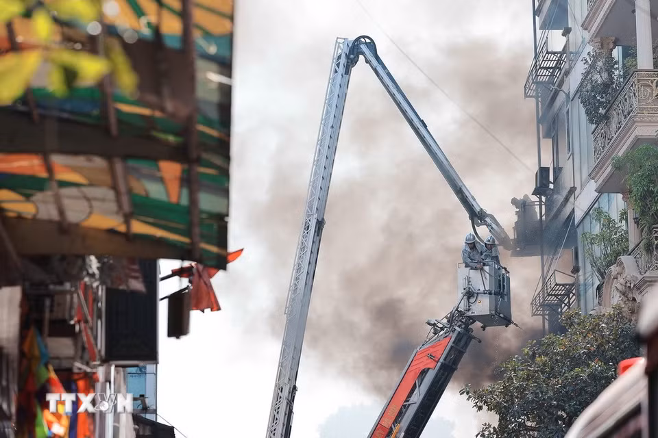 Lực lượng phòng cháy chữa cháy và cứu nạn cứu hộ tiếp cận khu vực cháy. (Ảnh: Lê Đông/TTXVN)