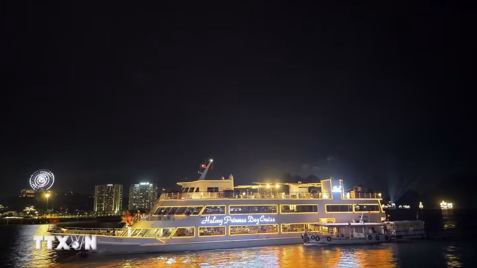 Không gian sang trọng, lịch lãm của dàn tàu du lịch hiện đại, góp phần nâng tầm trải nghiệm đẳng cấp cho du khách trên vịnh Hạ Long. (Ảnh: Thanh Vân/TTXVN)