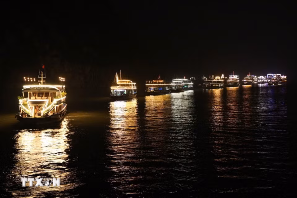 Màn phối hợp trình diễn ánh sáng, âm thanh và pháo hoa rực rỡ từ dàn tàu du lịch trên mặt nước vịnh Hạ Long. (Ảnh: Thanh Vân/TTXVN)
