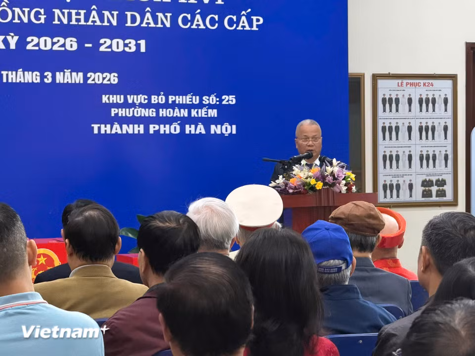 Ông Nguyễn Thái Hưng, Bí thư Chi bộ Điện Biên 1, Tổ trưởng Tổ dân phố Điện Biên 1, Trưởng ban Bầu cử số 25, phường Hoàn Kiếm, Hà Nội, phát biểu khai mạc. (Ảnh: Thúy Lan/Vietnam+)