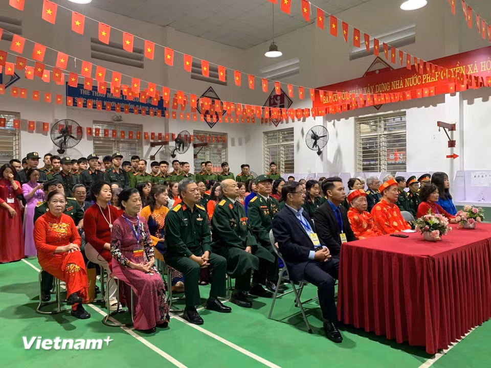 Các đại biểu dự lễ khai mạc bầu cử tại Khu vực bỏ phiếu số 1, phường Vĩnh Hưng, Hà Nội. (Ảnh: Thu Hương/Vietnam+)