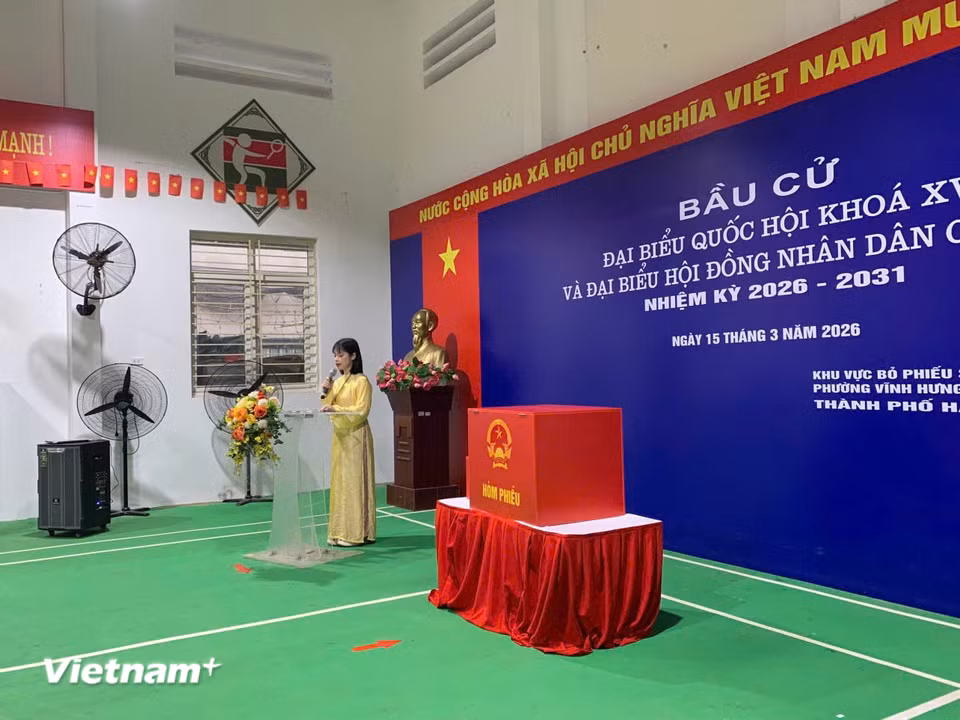 Bà Nguyễn Thị Hoan, Bí thư chi bộ Tổ dân phố Số 1, tổ trưởng tổ bầu cử số 1. phường Vĩnh Hưng phát biểu khai mạc. (Ảnh: Thu Hương/Vietnam+)