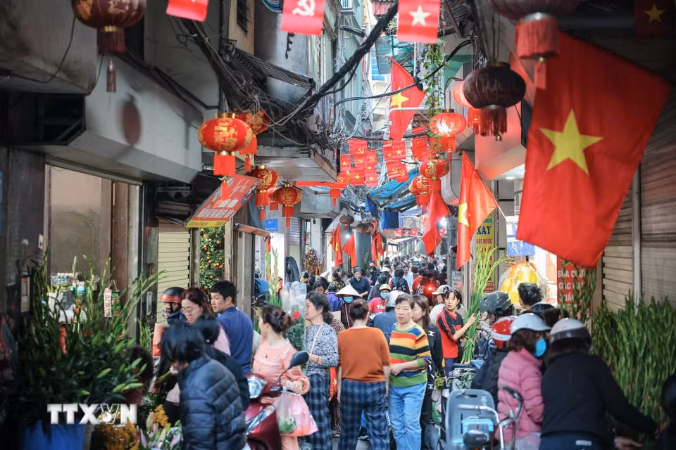 Các chợ truyền thống nhộn nhịp người mua, người bán trong phiên chợ cuối cùng năm Ất Tỵ. (Ảnh: Hoàng Hiếu/TTXVN)
