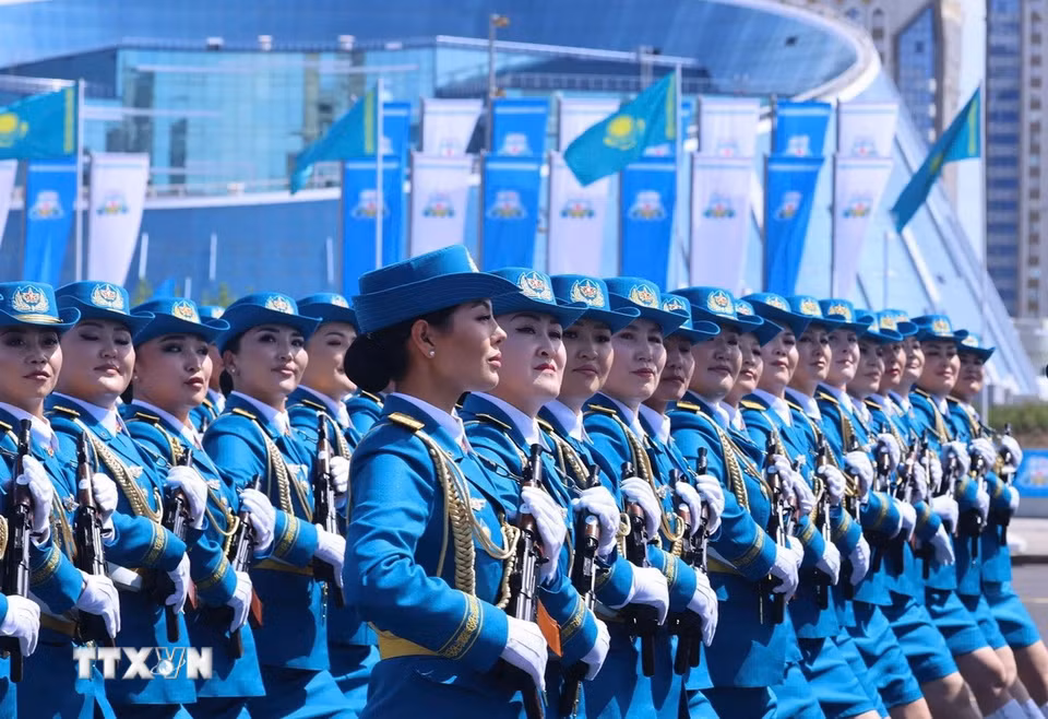 Các lực lượng vũ trang Kazakhstan duyệt binh tại buổi lễ. (Ảnh: TTXVN)