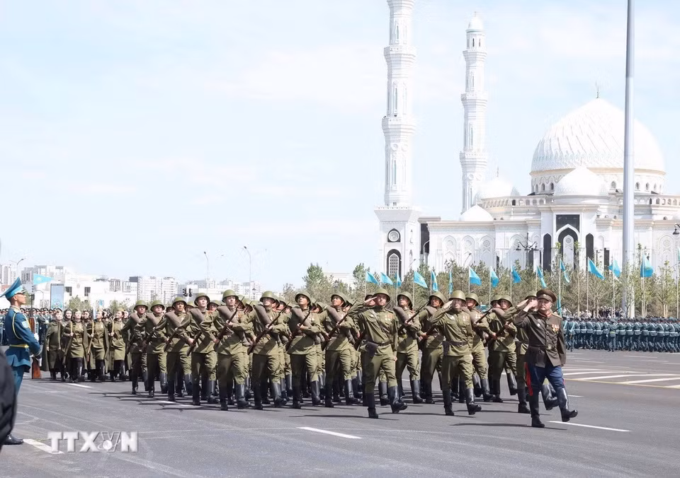 Các lực lượng vũ trang Kazakhstan duyệt binh tại buổi lễ. (Ảnh: TTXVN)