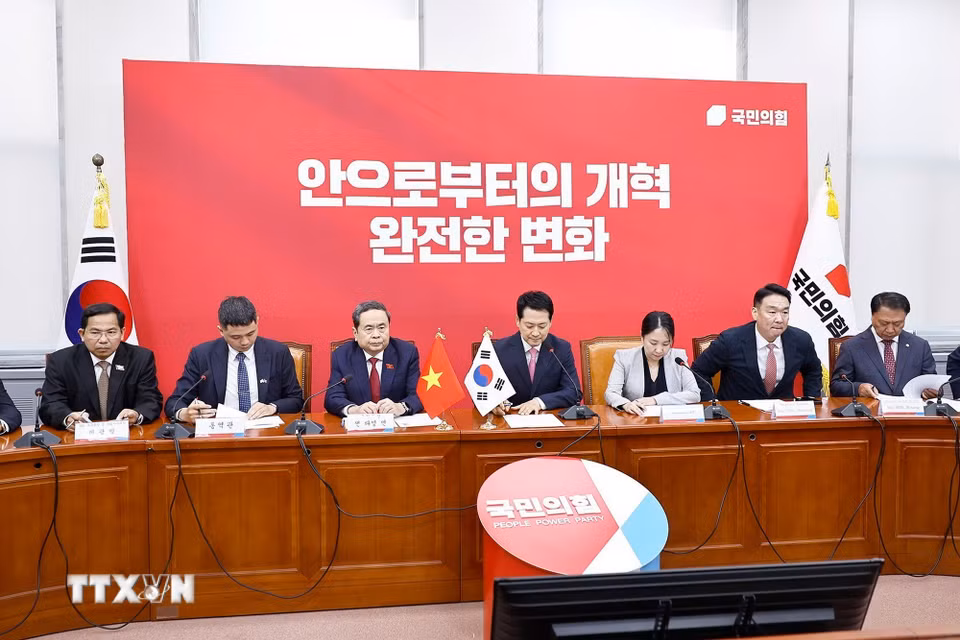 Chủ tịch Quốc hội Trần Thanh Mẫn tiếp Chủ tịch Đảng Sức mạnh Quốc dân (PPP) Jang Dong Hyeok. (Ảnh: Doãn Tấn/TTXVN)