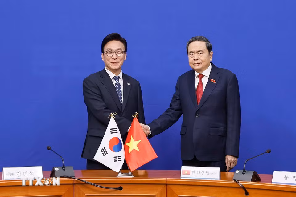 Chủ tịch Quốc hội Trần Thanh Mẫn tiếp Chủ tịch Đảng Dân chủ Đồng hành (DPK) Kim Min Seok. (Ảnh: Doãn Tấn/TTXVN)