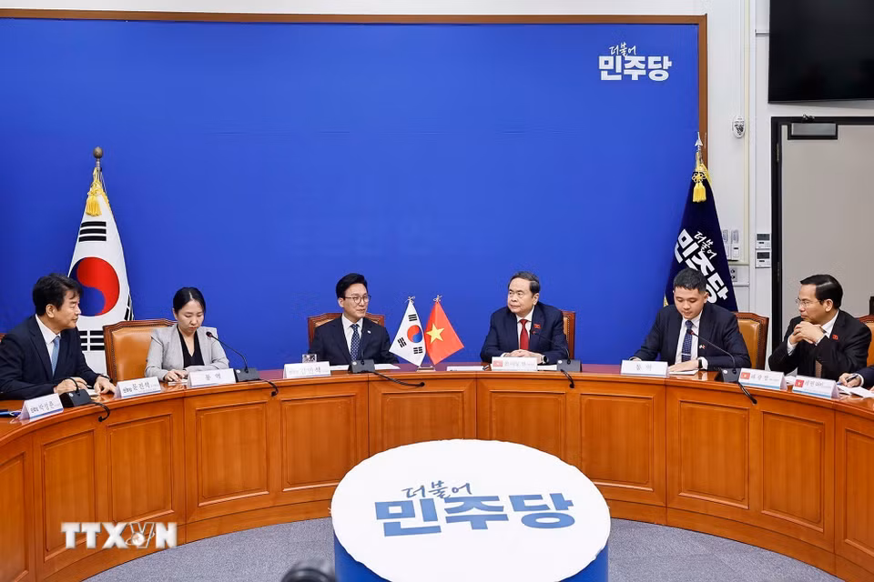 Chủ tịch Quốc hội Trần Thanh Mẫn tiếp Chủ tịch Đảng Dân chủ Đồng hành (DPK) Kim Min Seok. (Ảnh: Doãn Tấn/TTXVN)