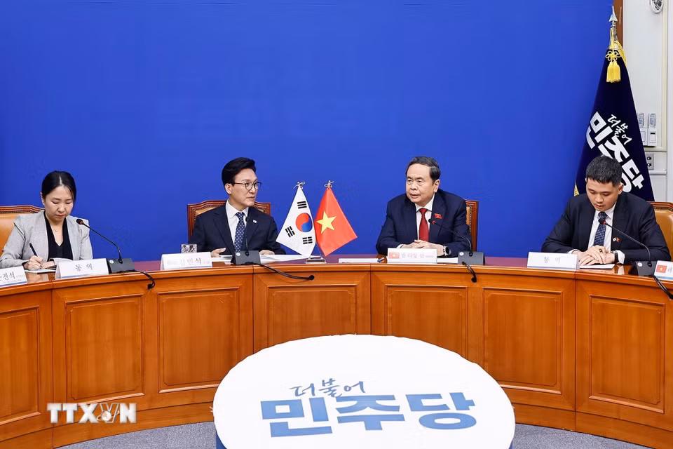 Chủ tịch Quốc hội Trần Thanh Mẫn tiếp Chủ tịch Đảng Dân chủ Đồng hành (DPK) Kim Min Seok. (Ảnh: Doãn Tấn/TTXVN)