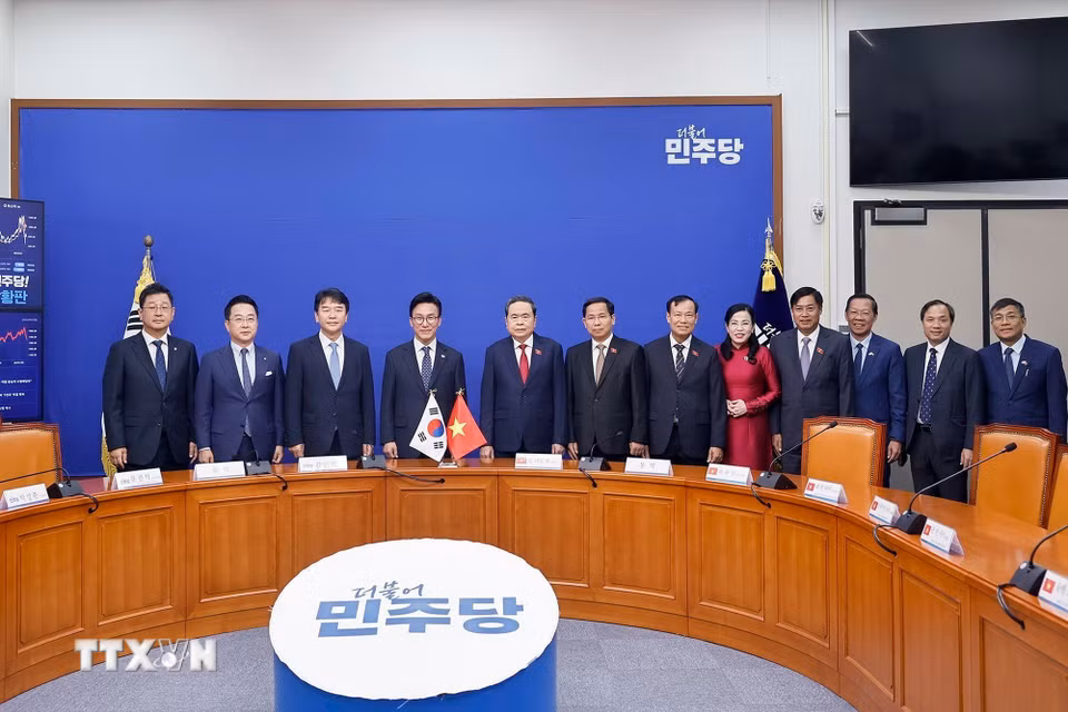 Chủ tịch Quốc hội Trần Thanh Mẫn và Chủ tịch Đảng Dân chủ Đồng hành (DPK) Kim Min Seok (thứ tư, từ trái qua) cùng các đại biểu chụp ảnh chung. (Ảnh: Doãn Tấn/TTXVN)