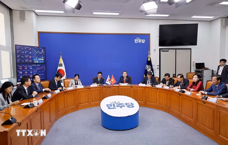 Chủ tịch Quốc hội Trần Thanh Mẫn tiếp Chủ tịch Đảng Dân chủ Đồng hành (DPK) Kim Min Seok. (Ảnh: Doãn Tấn/TTXVN)