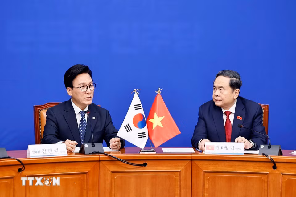 Chủ tịch Quốc hội Trần Thanh Mẫn tiếp Chủ tịch Đảng Dân chủ Đồng hành (DPK) Kim Min Seok. (Ảnh: Doãn Tấn/TTXVN)
