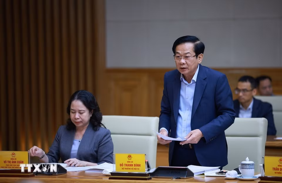 Bộ trưởng Bộ Nội vụ Đỗ Thanh Bình, Phó Chủ tịch Thường trực Hội đồng Thi đua-Khen thưởng Trung ương báo cáo công tác chuẩn bị Đại hội Thi đua yêu nước. (Ảnh: Dương Giang/TTXVN)