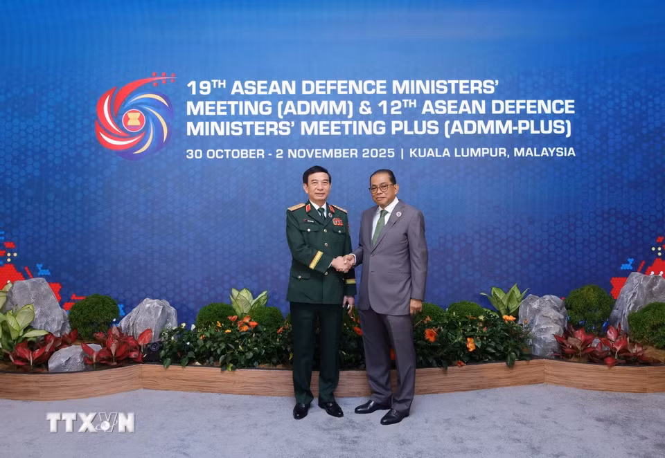 Bộ trưởng Quốc phòng Malaysia Mohamed Khaled chào đón Đại tướng Phan Văn Giang, Trưởng đoàn đại biểu cấp cao Việt Nam. (Ảnh: TTXVN phát)
