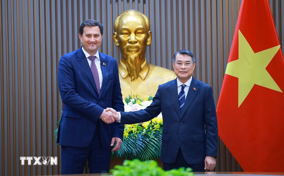Thủ tướng Lê Minh Hưng tiếp Bộ trưởng Ngoại giao Cộng hòa Belarus Maxim Ryzhenkov. (Ảnh: Dương Giang/TTXVN)
