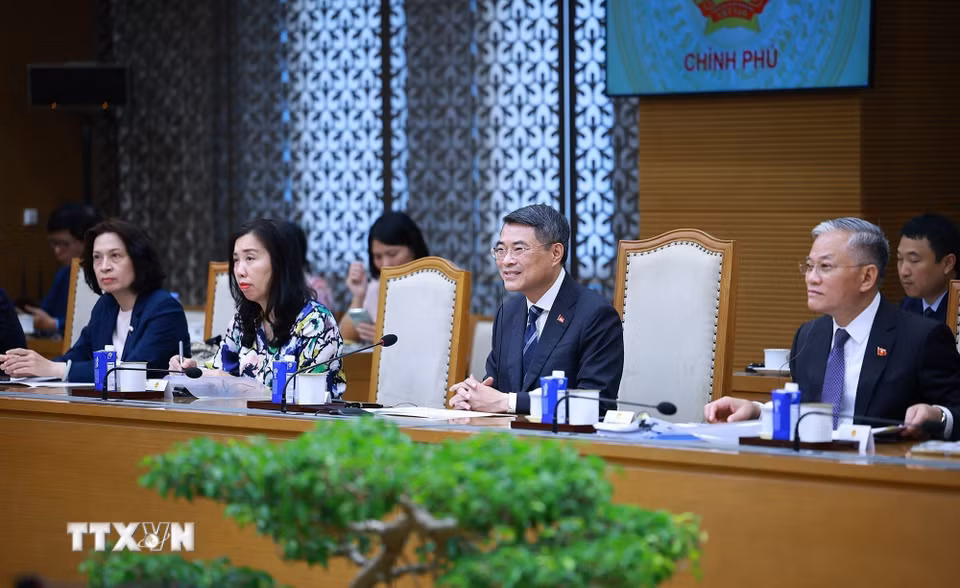Thủ tướng Lê Minh Hưng tiếp Bộ trưởng Ngoại giao Cộng hòa Belarus Maxim Ryzhenkov. (Ảnh: Dương Giang/TTXVN)